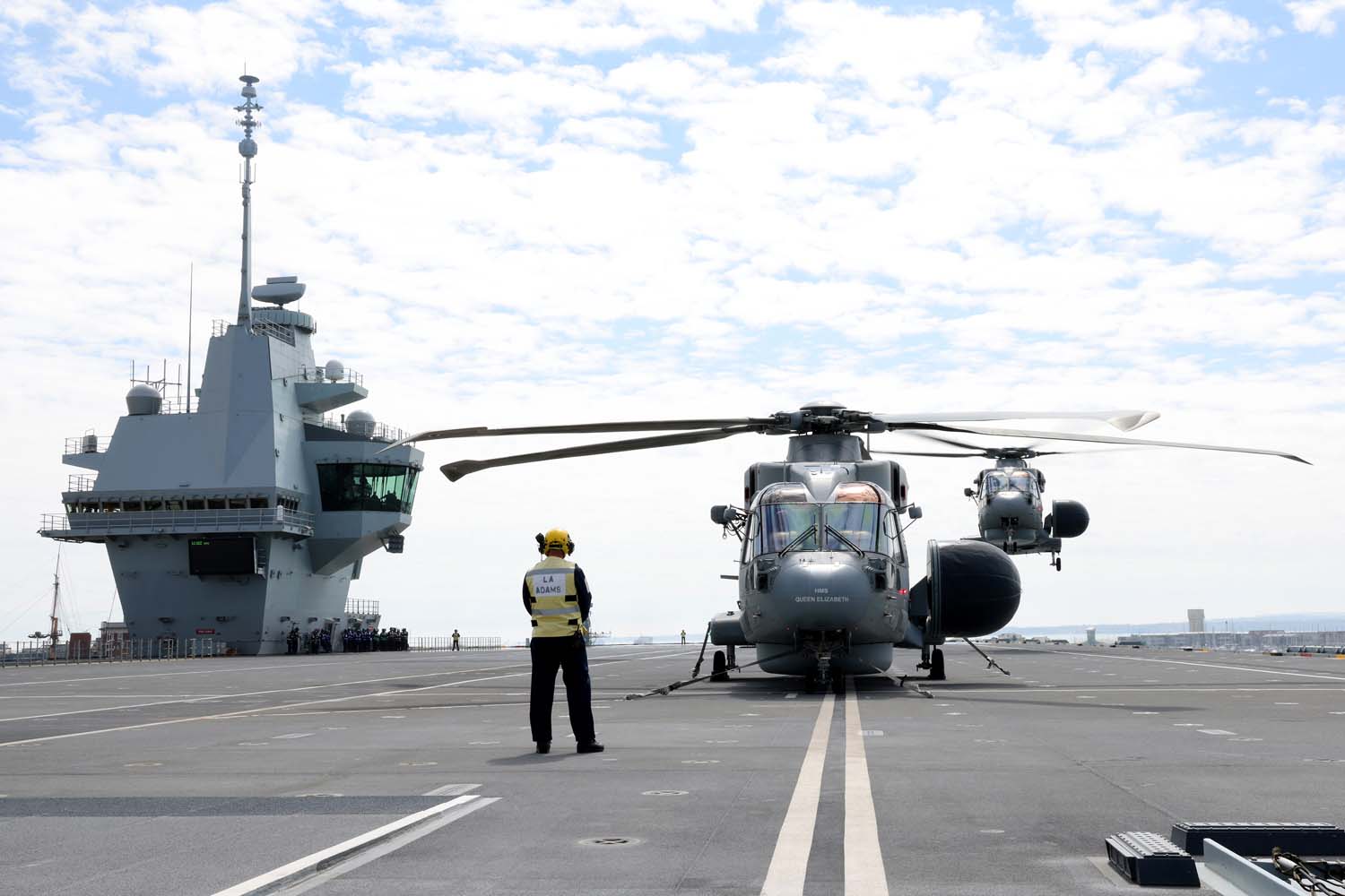 HMS Queen Elizabeth carrier receives navy helicopters