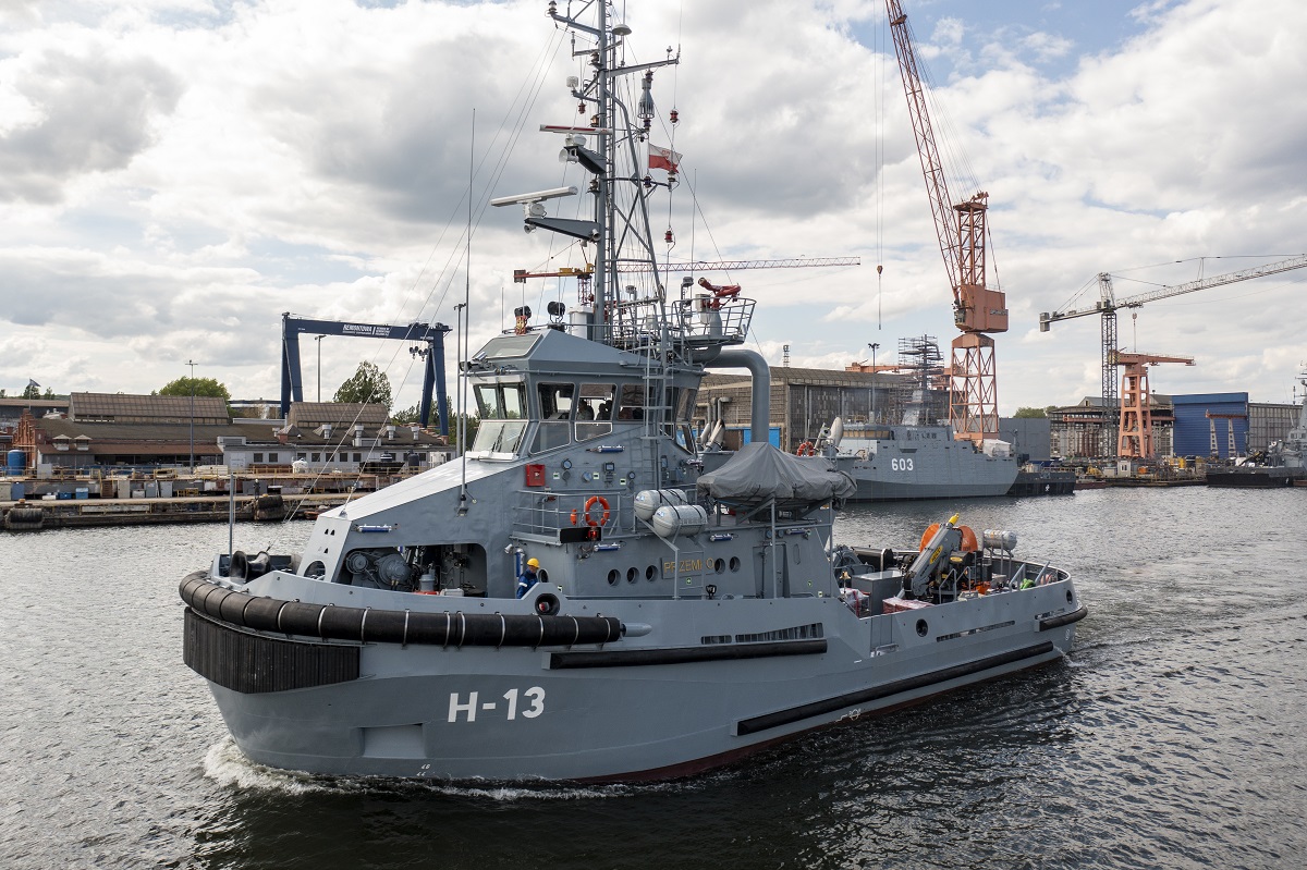 Polish Navy tug Przemko leaves the shipyard