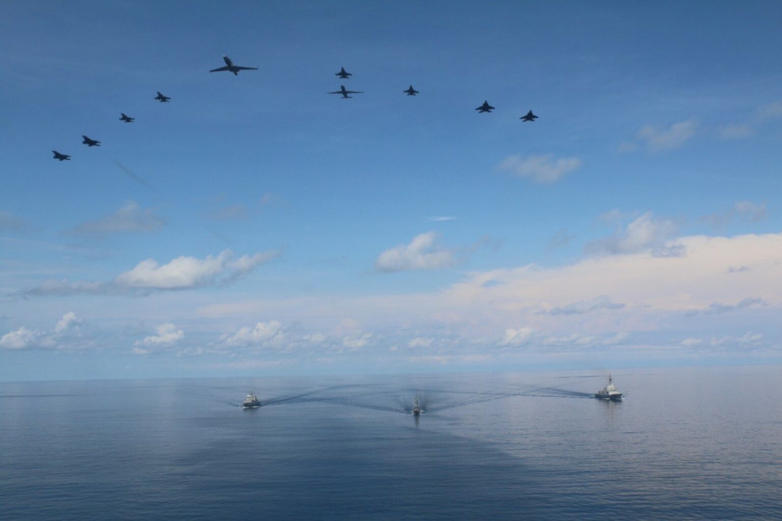 Australian and Singapore warships conduct exercise Singaroo