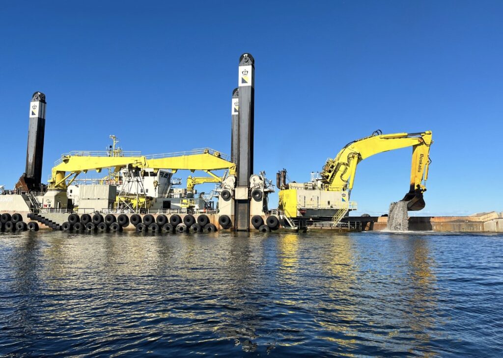 Backhoe dredger Magnor working in Sweden 