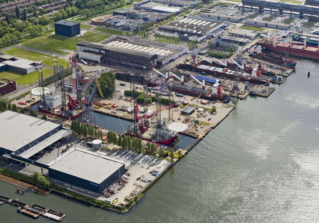 Экономическое развитие нидерландов. Порт Роттердам. Нидерланды промышленность. Порт в Голландии. Амстердам промышленность.