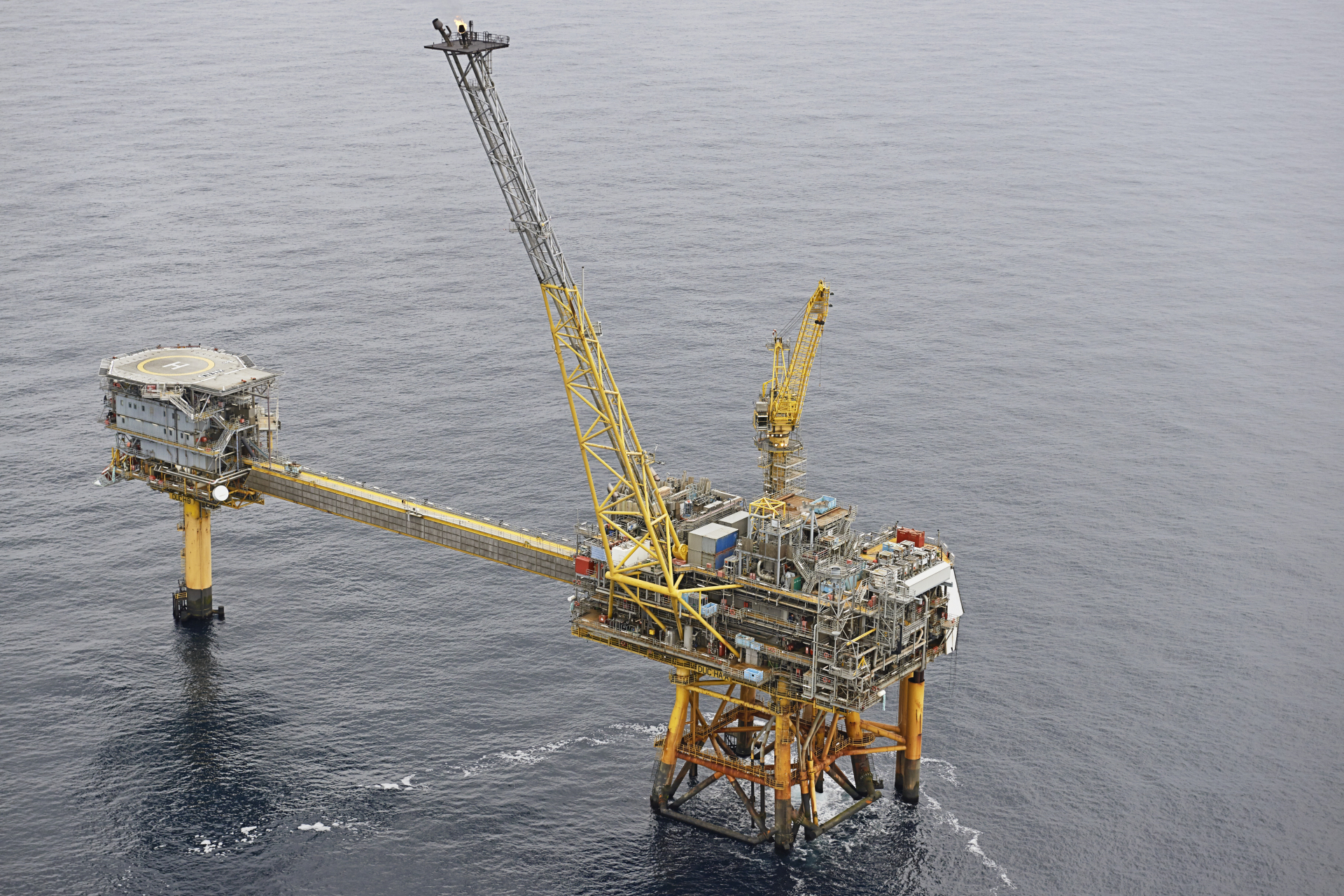 Total to Examine if O&G Platforms Can Run on Floating Wind and Wave Combo