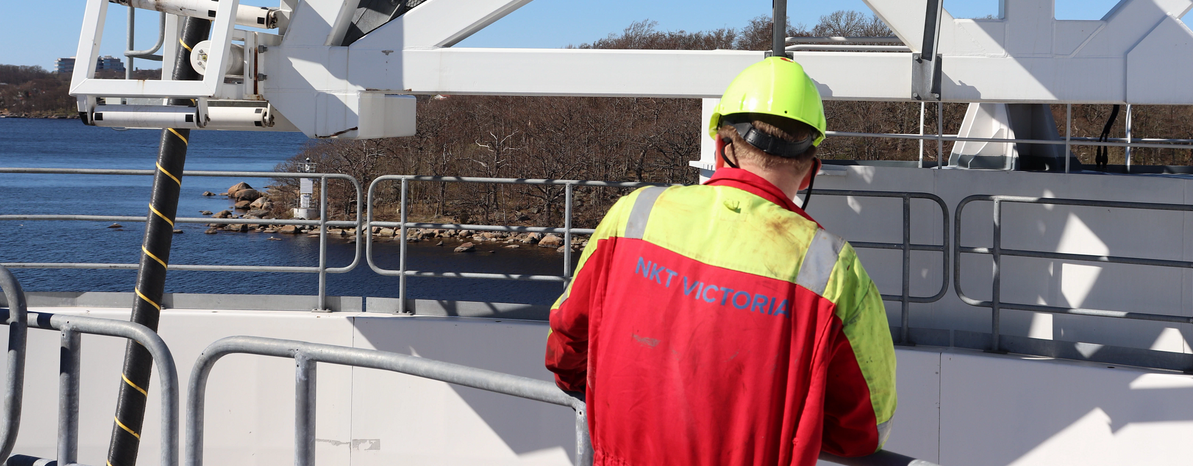 A photo of NKT Victoria crewman handling onshore work