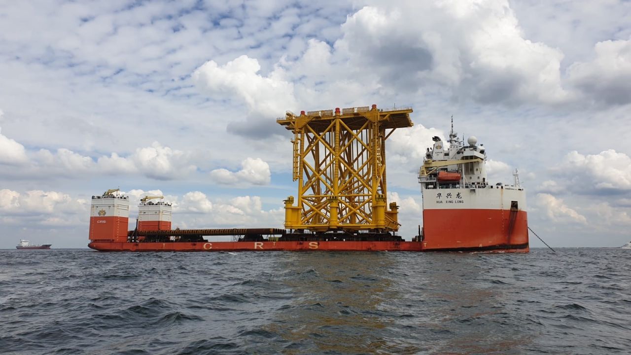 HKZ Alpha jacket on board the Hua Xing Long vessel arriving in the Netherlands