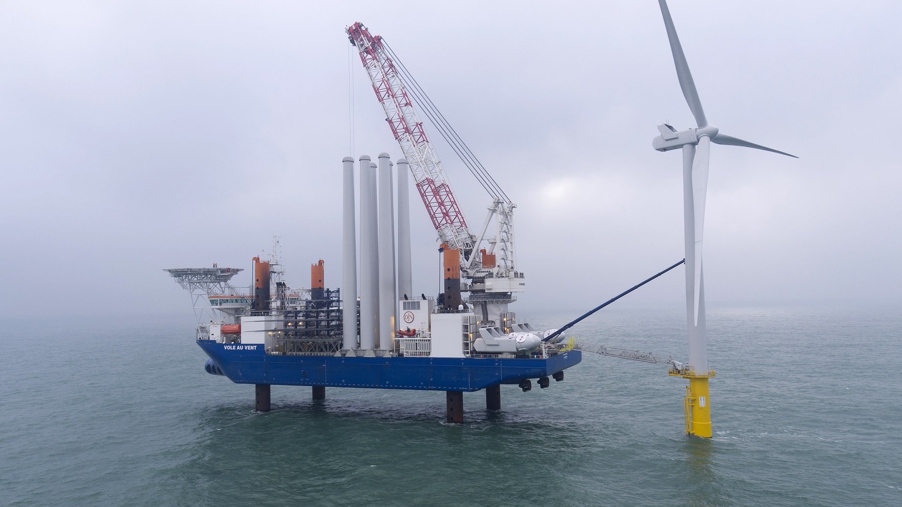Vole au vent installation vessel installing a wind turbine at sea