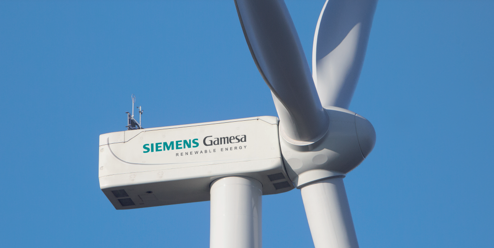 A photo showing Siemens Gamesa 4.5 MW wind turbine rotor, with close-up of the nacelle