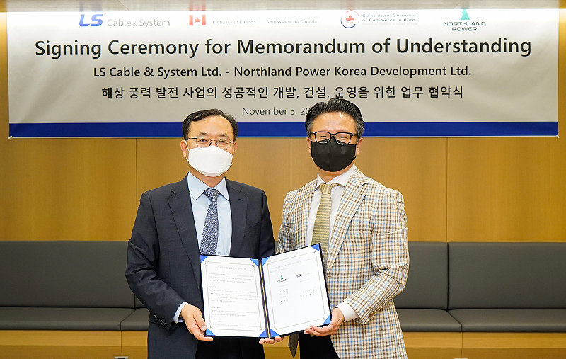 A photo of LS Cable & System President & CEO Roe-Hyun Myung and Northland Power Korea CEO Seung-soo Han pose, after signing an MOU for cooperation in the offshore wind power business