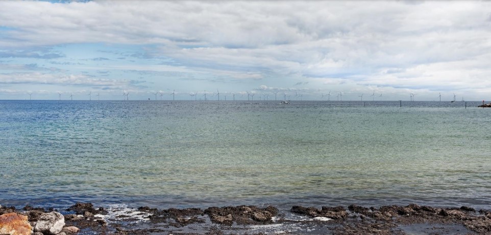 Visualization of Aflandshage Wind Farm seen from the coast at Stevns Klint in clear weather