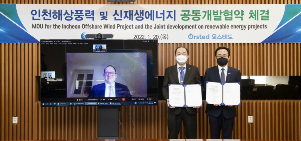 A photo of Martin Neubert (on the screen), Deputy Group CEO of Ørsted, Ho-Bin Kim, CEO of Korea Midland Power, and Seung-Ho Choe, Country Manager for Ørsted in Korea