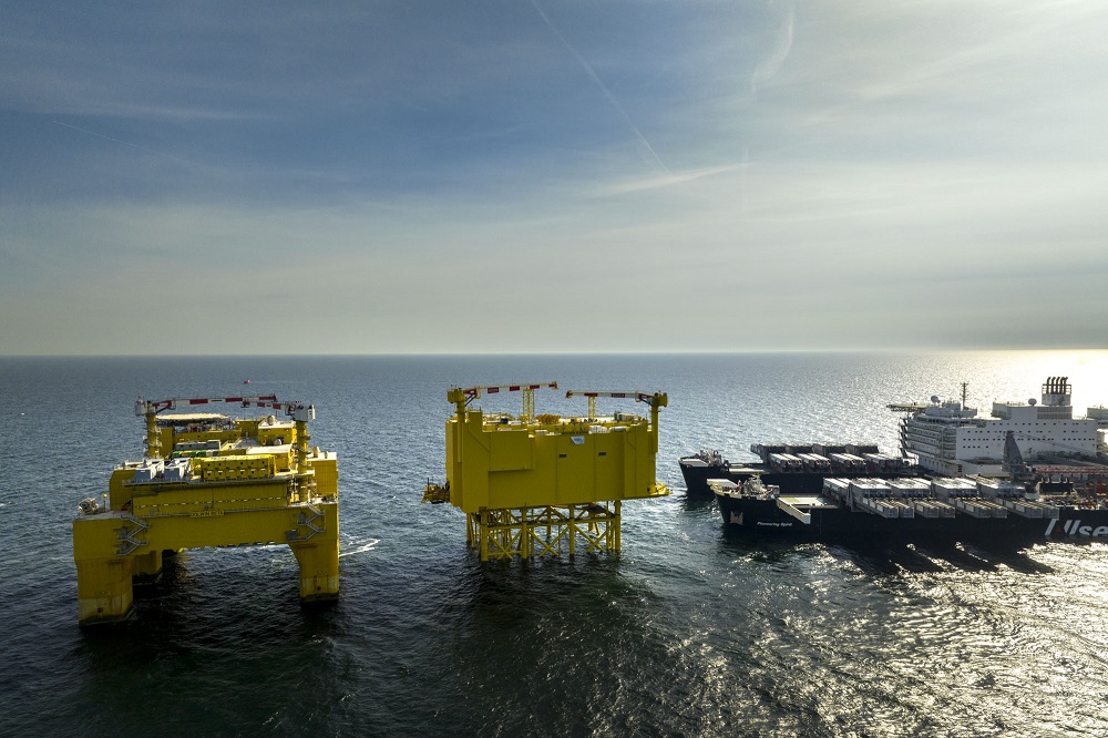 Installation campaign of the converter station DolWin Kappa (04.09.22) in the North Sea 35 km north of Norderney
