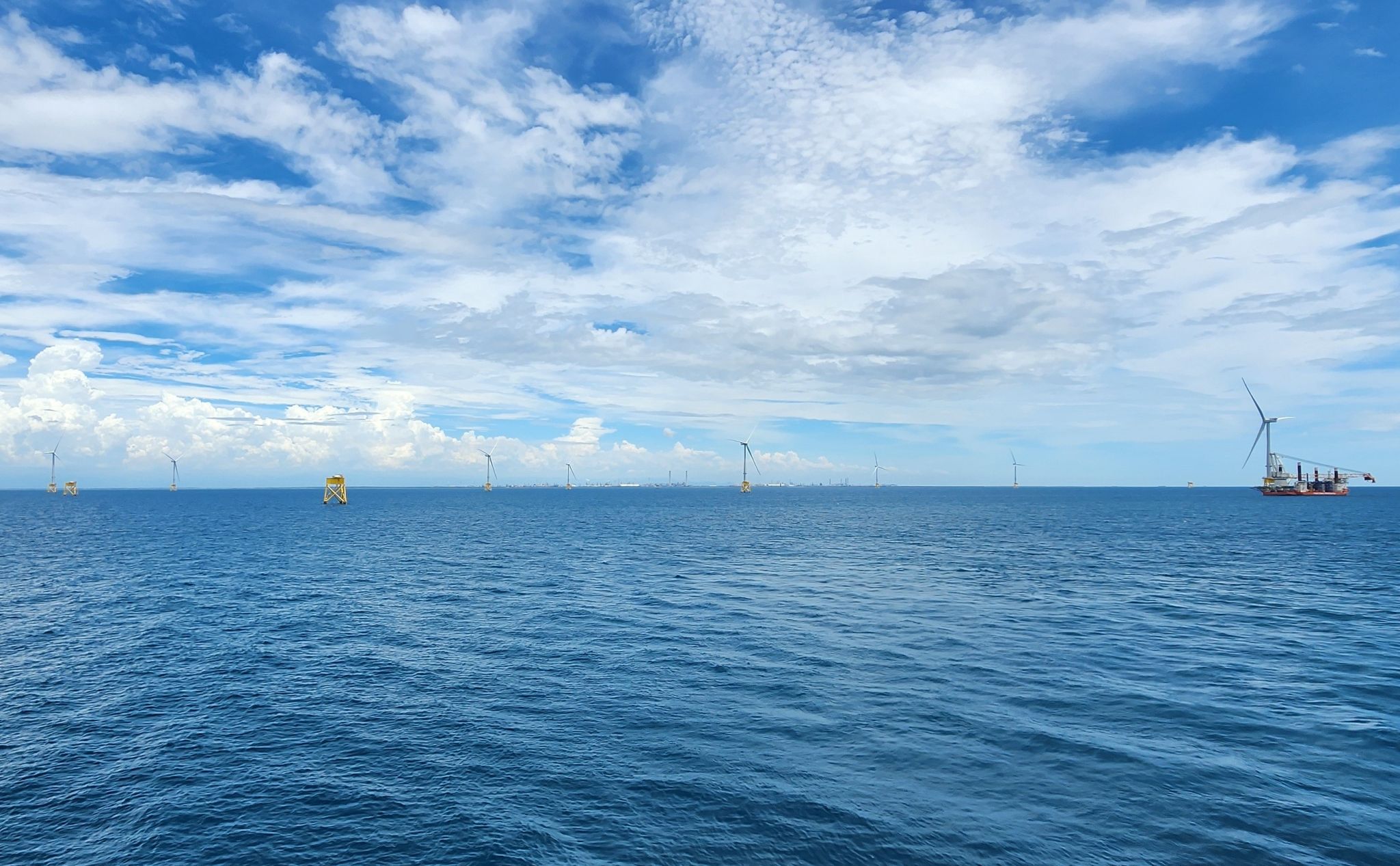 A photo of the Zhong Neng offshore wind farm in Taiwan under construction