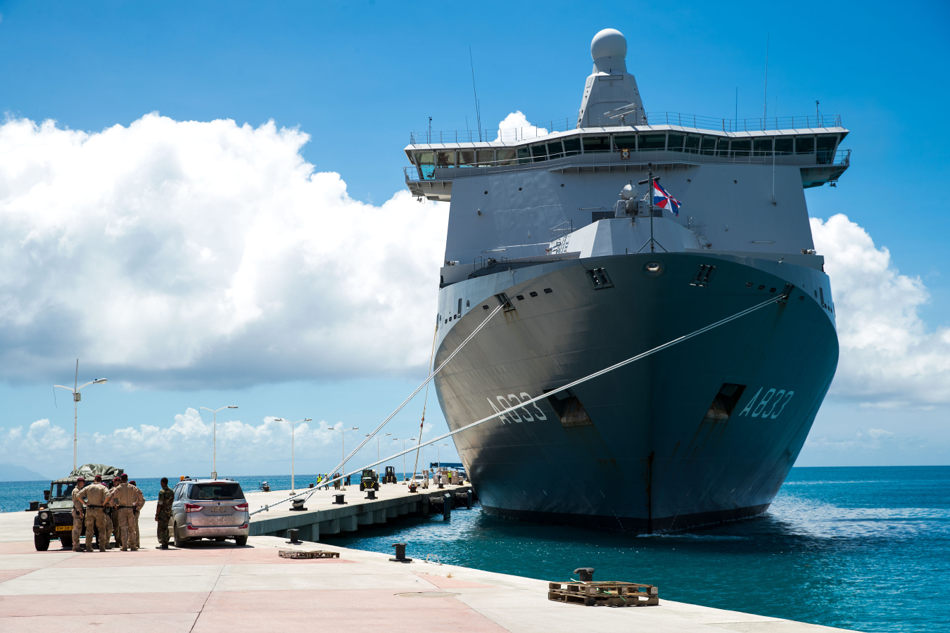 Zr.Ms. Karel Doorman Sint Maarten. Foto Defensie.