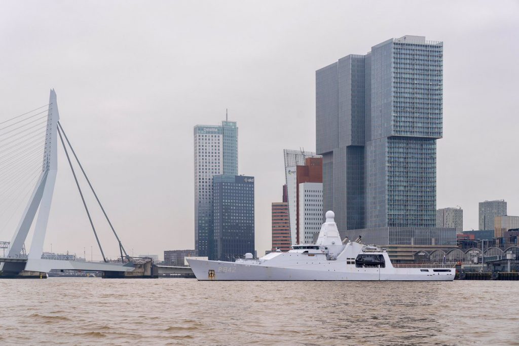 Patrouilleschip Zr.Ms. Friesland in Rotterdam voor navigatie-oefening. Foto, Koninklijke Marine.