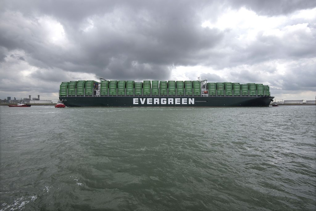 Rotterdam 13 juni 2019 aankomst van de Ever Glory van Evergreen bij de Delta Zuid terminal aan de Amazonehaven te Rotterdam. Omdat het gaat om een maidentrip en het eerste 20.000 TEU containerschip van de rederij dat bovendien is uitgerust met scrubbers, is het vaartuig helemaal gestuwd met groene Evergreen containers Foto Ries van Wendel de Joode/HBR