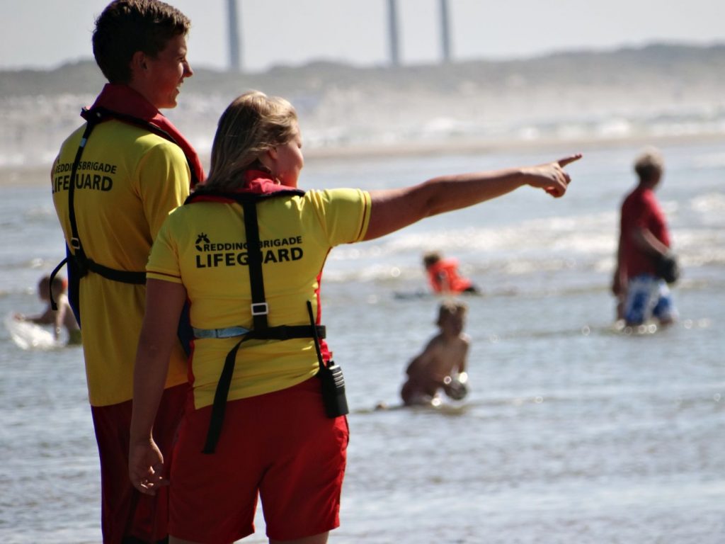 Lifeguards van de Reddingsbrigade houden toezicht op het strand Foto Reddingsbrigade