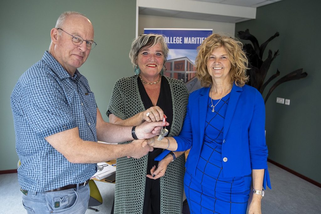 Locatiebeheerder Gea Meems en hoofdconciërge Ella Groeneveld nemen trots de sleutel in ontvangst van de nieuwe studentenhuisvesting Nova College Maritiem.