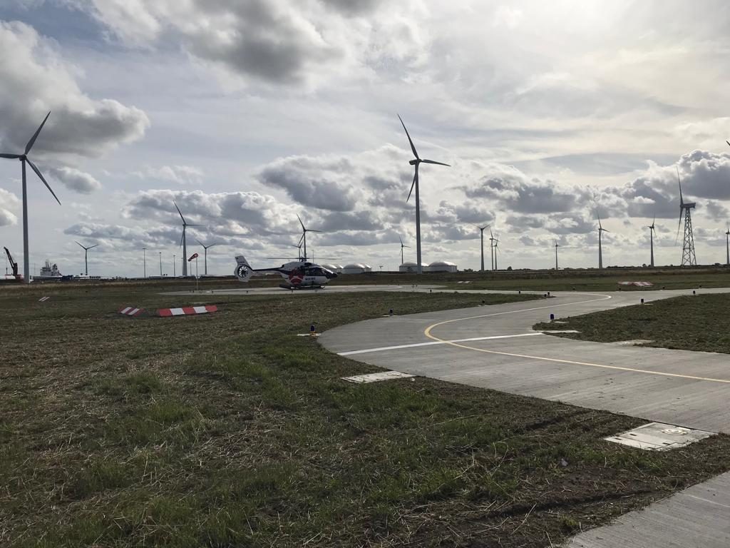 Eerste-helikopter-op-Heliport-Eemshaven-geland Foto Groningen Seaports