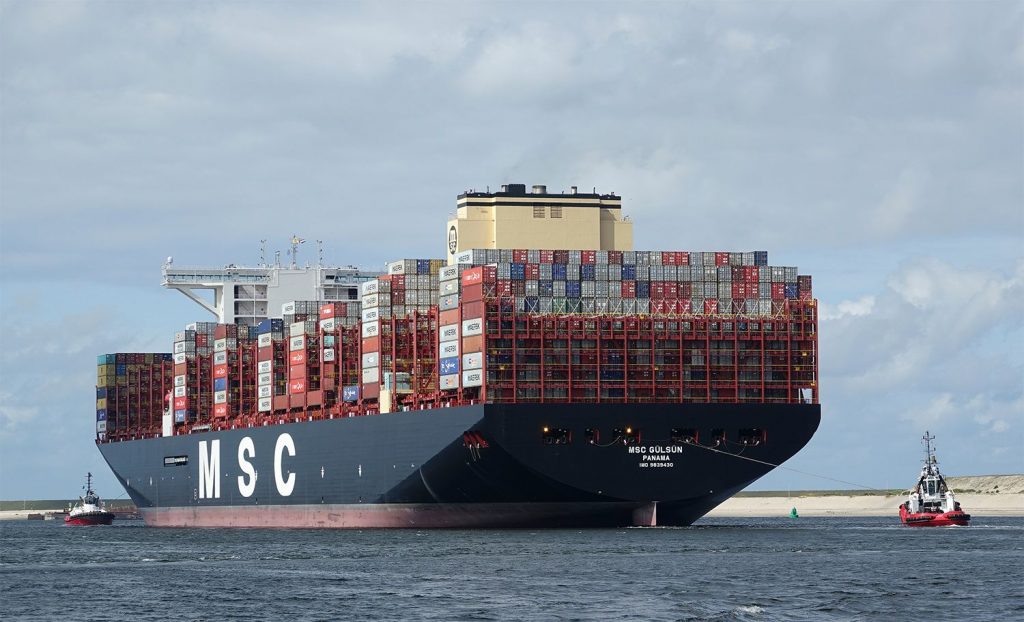MSC Gülsün het grootste containerschip ter wereld. Het 400 meter lange en 62 meter brede schip heeft een capaciteit van 23.756 TEU (20 voets standaardcontainers). De MSC Gülsün is het eerste containerschip dat over de breedte 24 containers naast elkaar kan vervoeren. Foto: Kees Torn.
