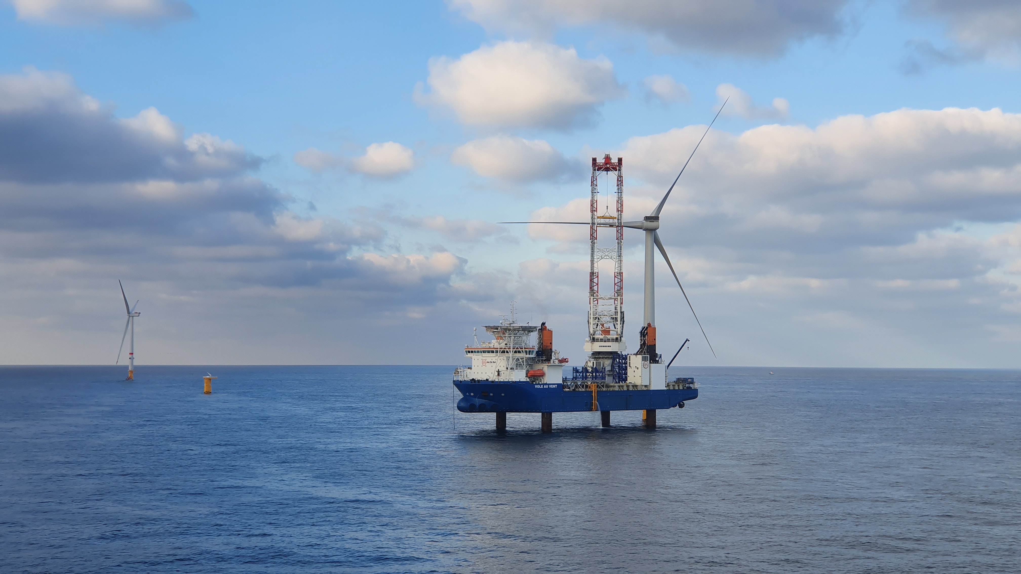 Offshore jack-up installatieschip Vol au vent installeert 9.5 MW turbines