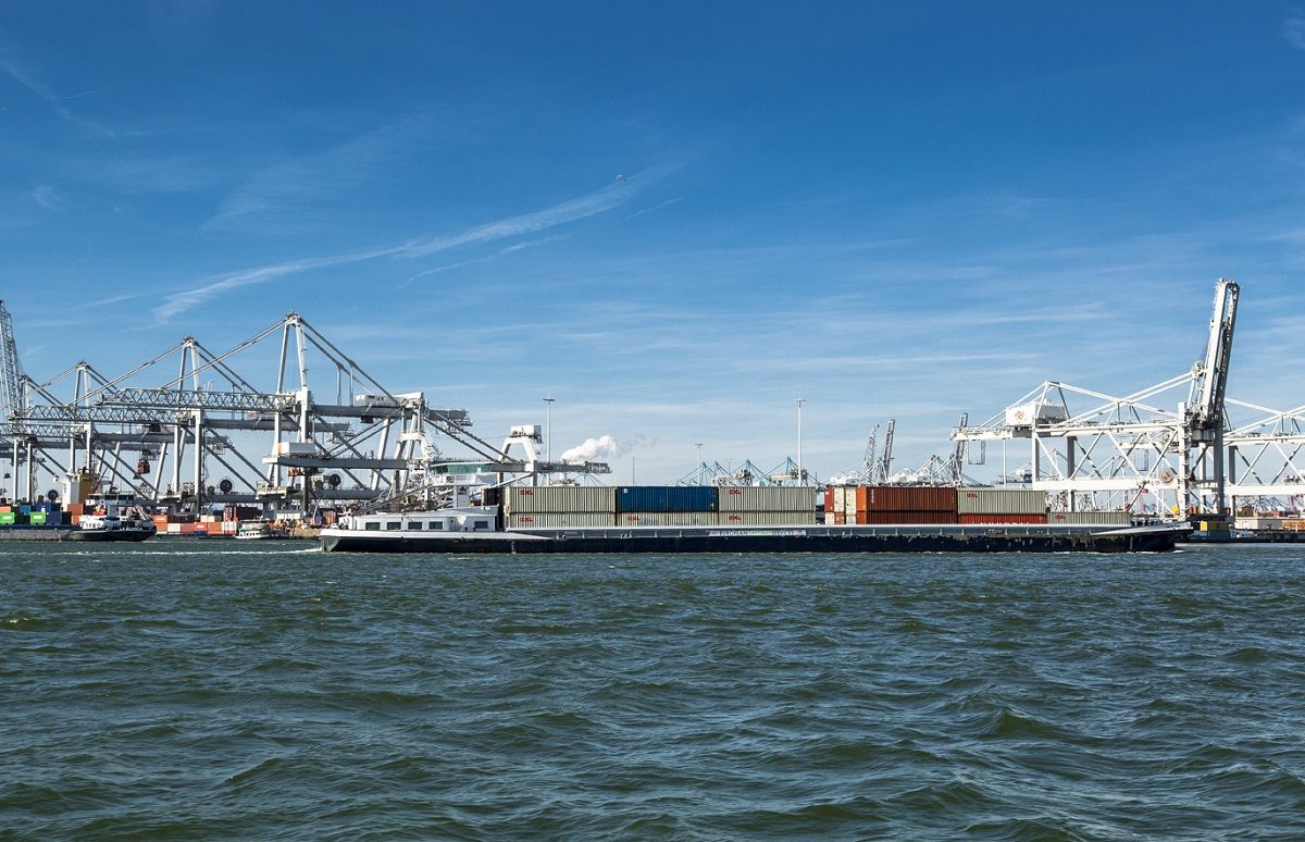Barge Transferium Maasvlakte