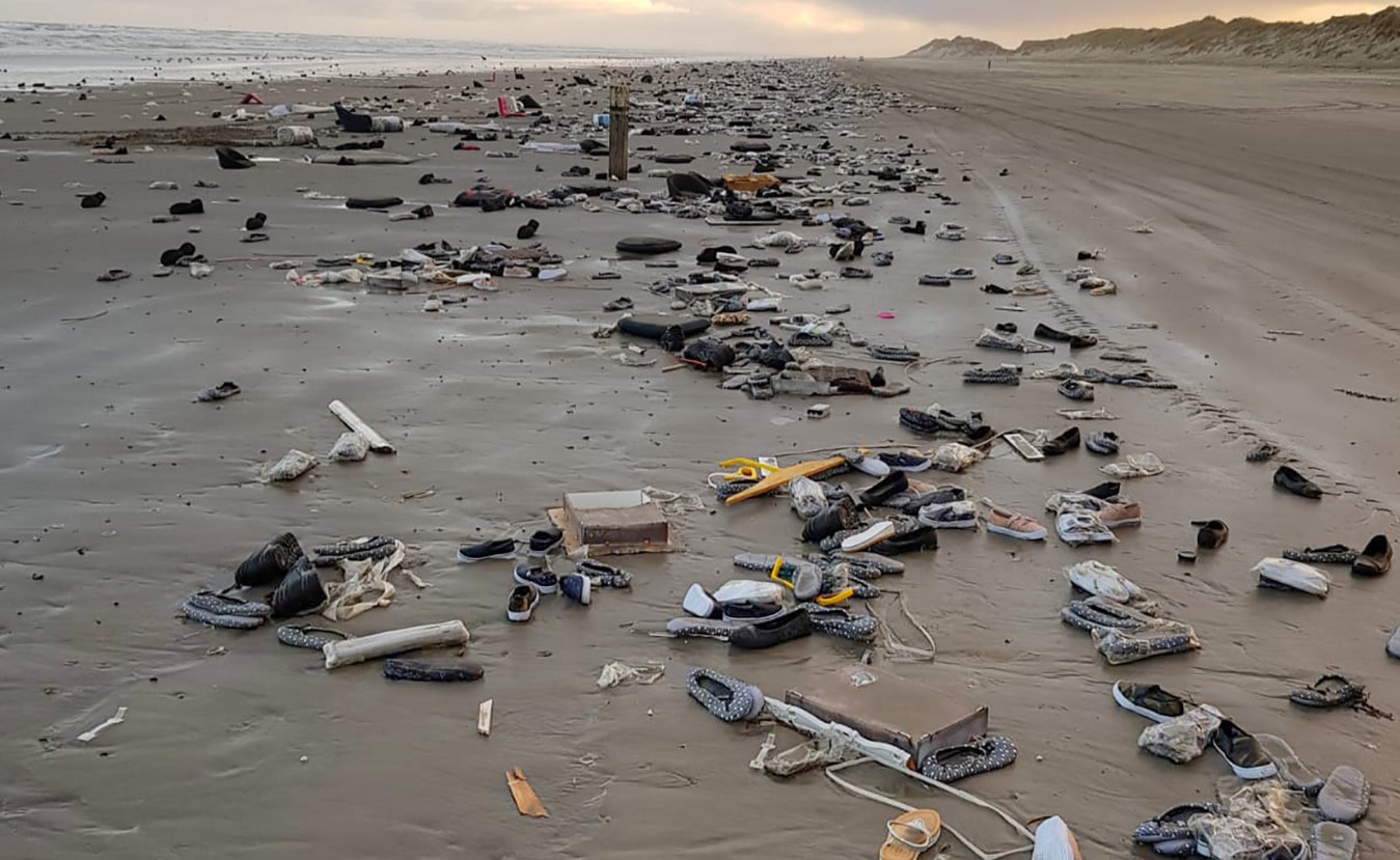 Vervuilde stranden van MSC Zoe. Foto, Marjan Veenendaal Staatsbosbeheer.