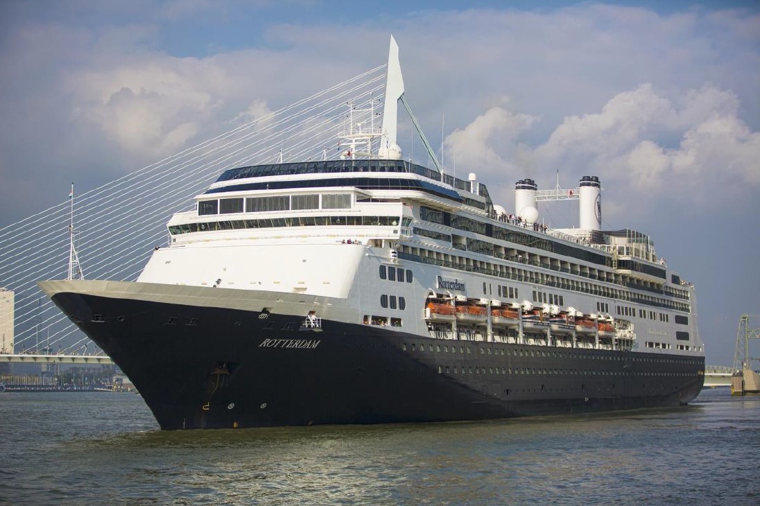 Cruiseschip 'Rotterdam' neemt afscheid in Rotterdam