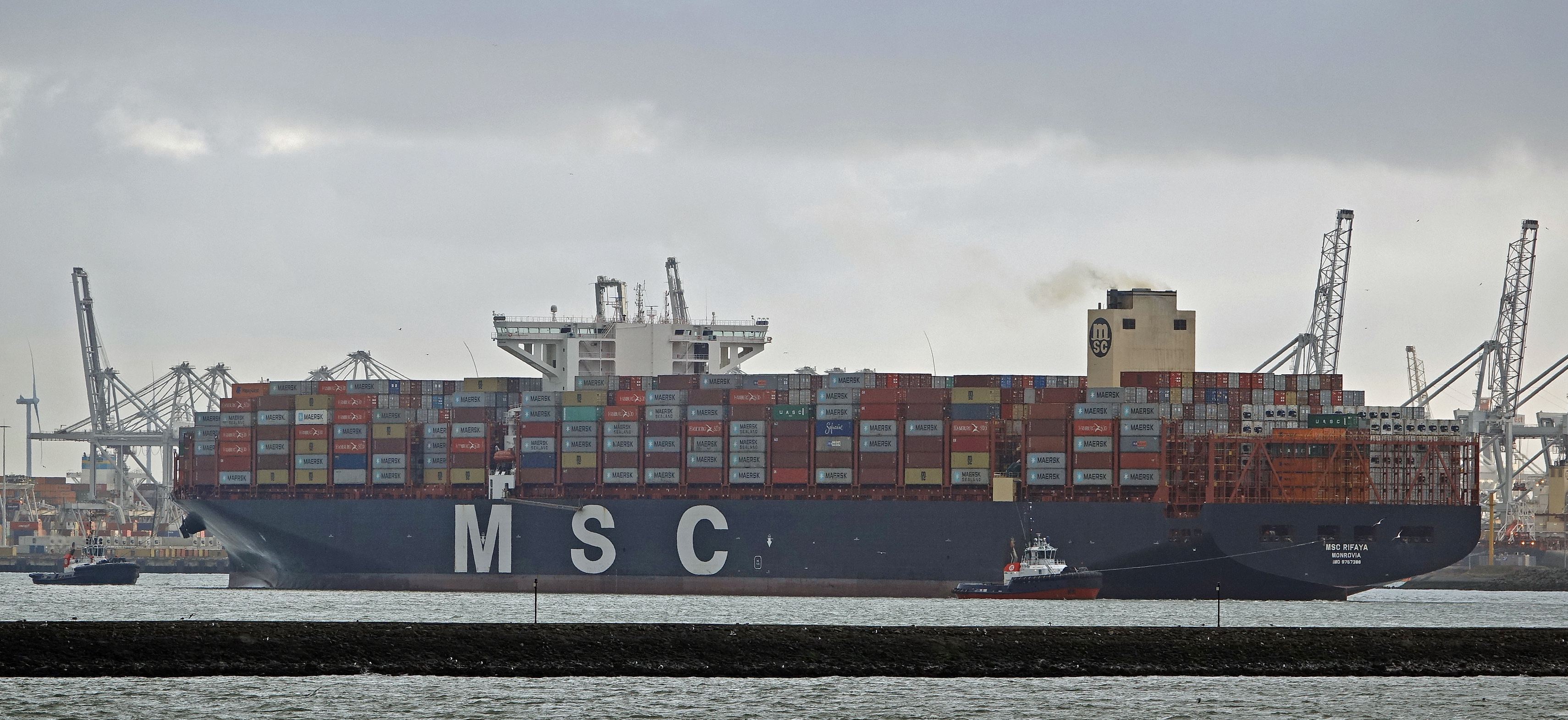 Aankomst van de MSC Rifaya, het gestremde containerschip dat het eerste arriveerde in Rotterdam