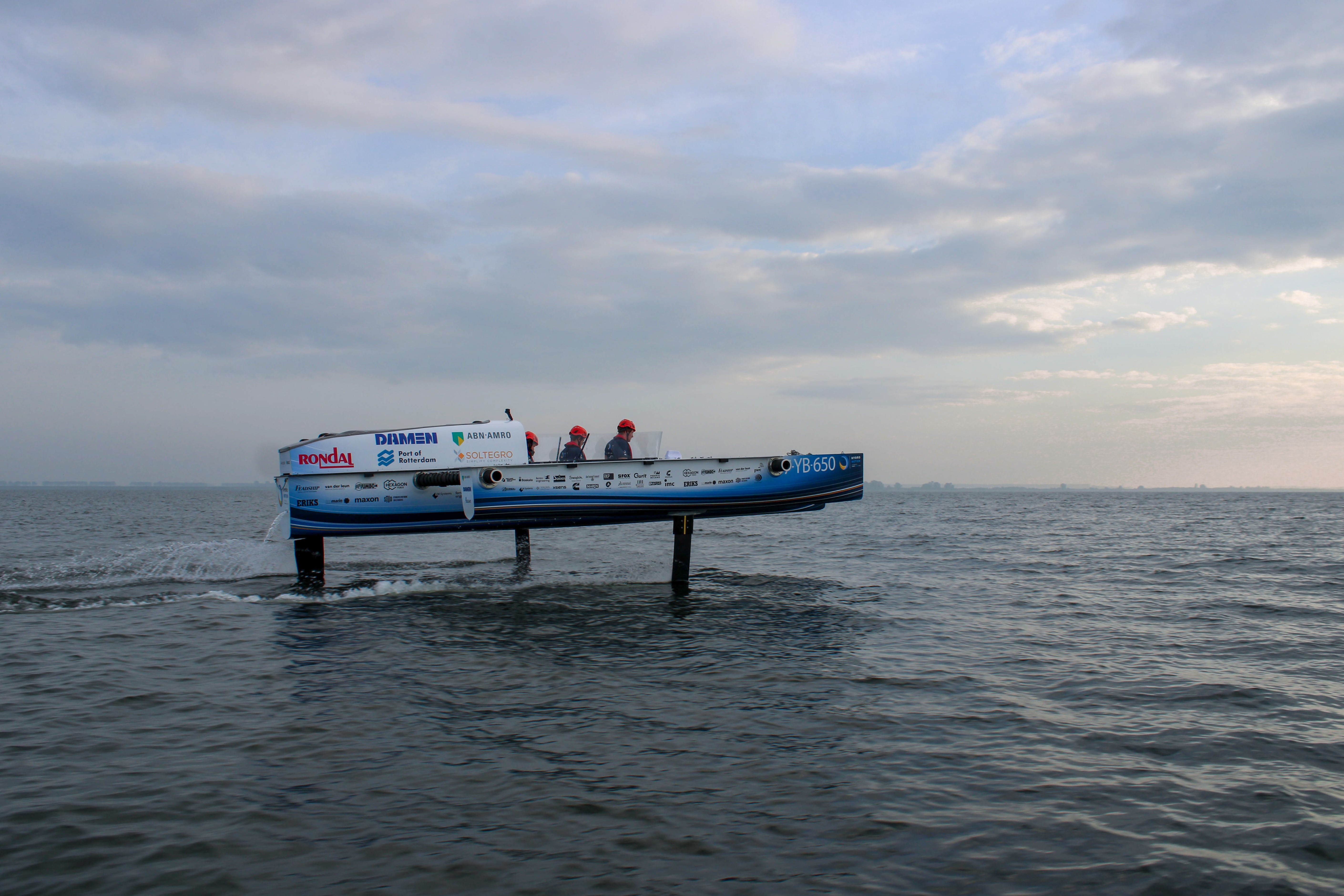 Vliegende Waterstof Boat. Foto, TU Delft Solar Boat Team.
