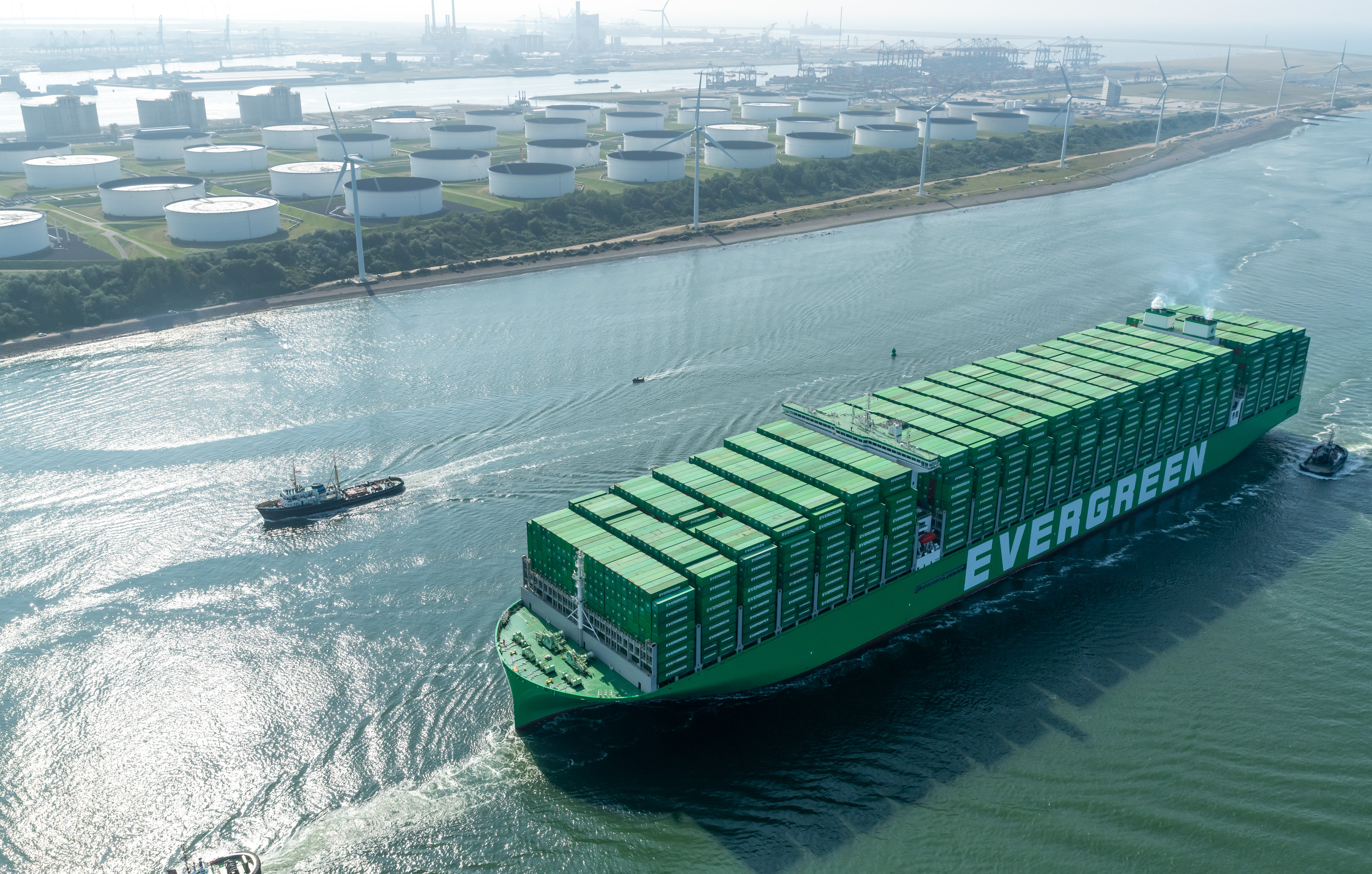 Ever Ace, het grootste containerschip ter wereld komt aan in Rotterdam. Foto, Paul Martens.