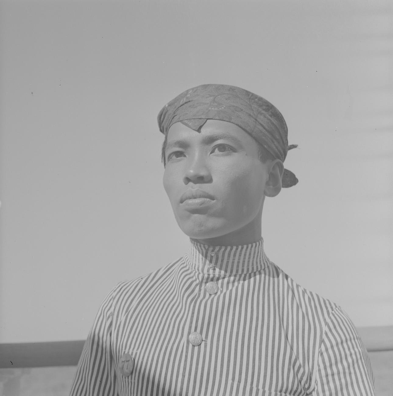 Portret van een Javaans bemanningslid aan boord van de Johan van Oldenbarnevelt in 1938. Foto, Alphons Hustinx Collectie HSM.