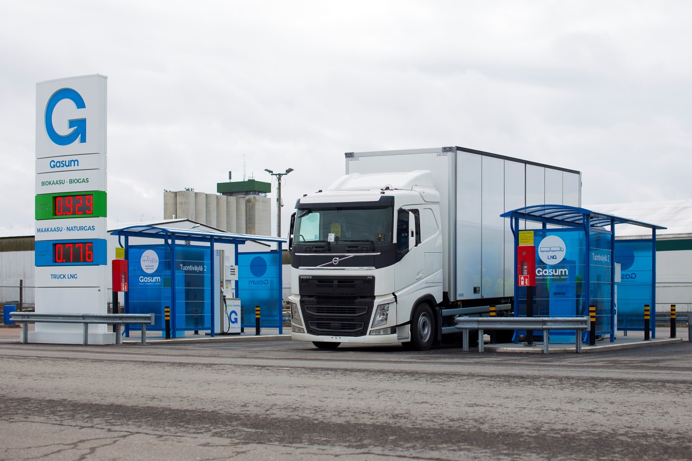 Volvo's new LNG-powered truck hits Finnish roads