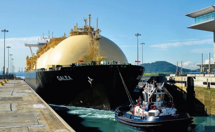 Tug pulls LNG tanker Galea through Panama locks