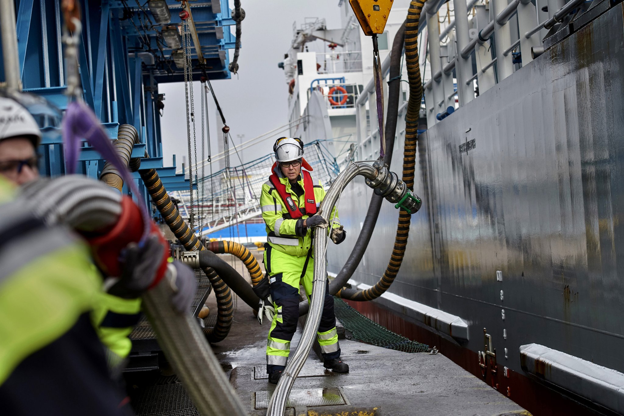 Swedegas bunkers LNG to Terntank vessel at Port of Gothenburg facility