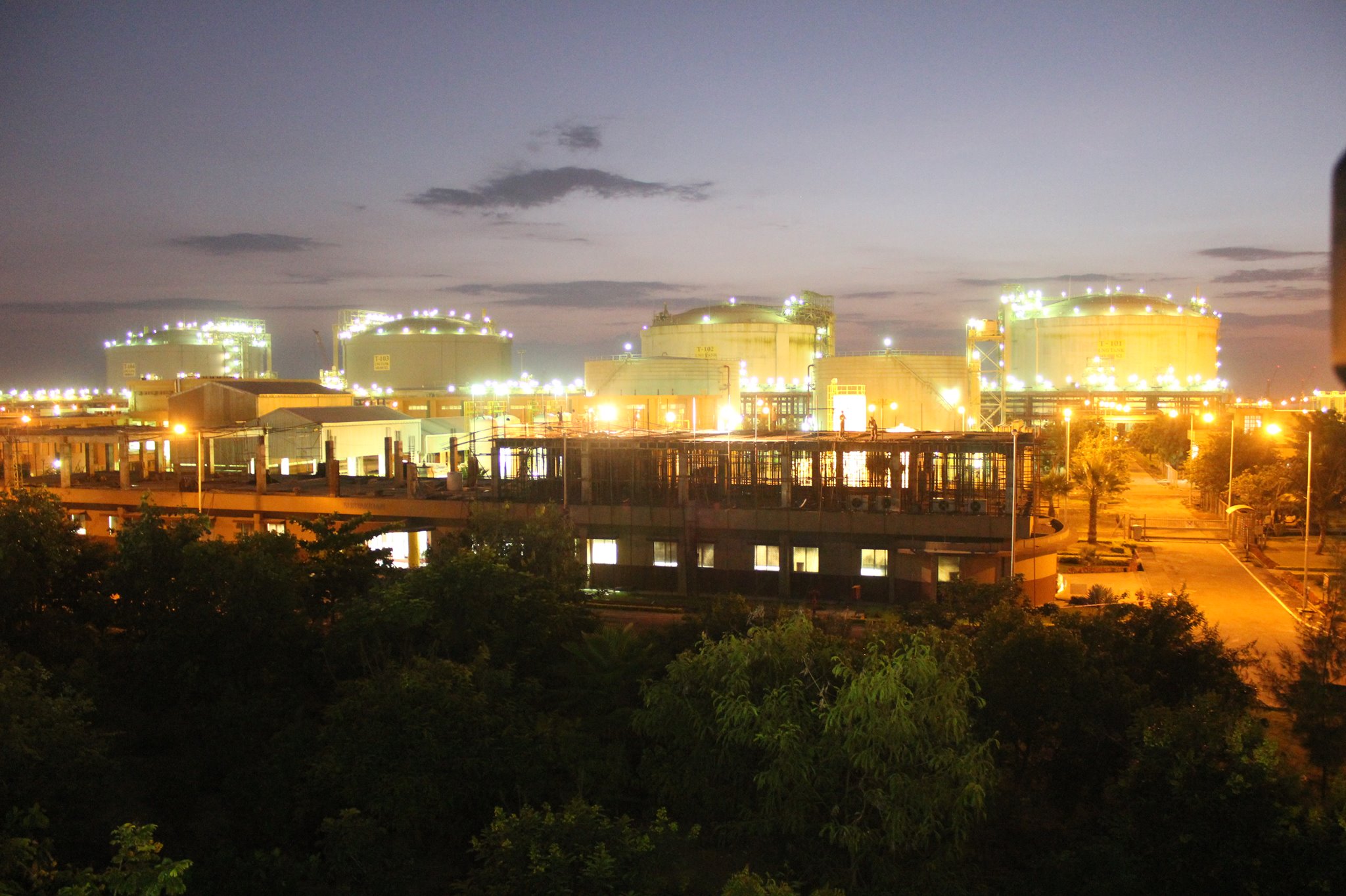 Petronet LNG profit hits record high on rising regas volumes