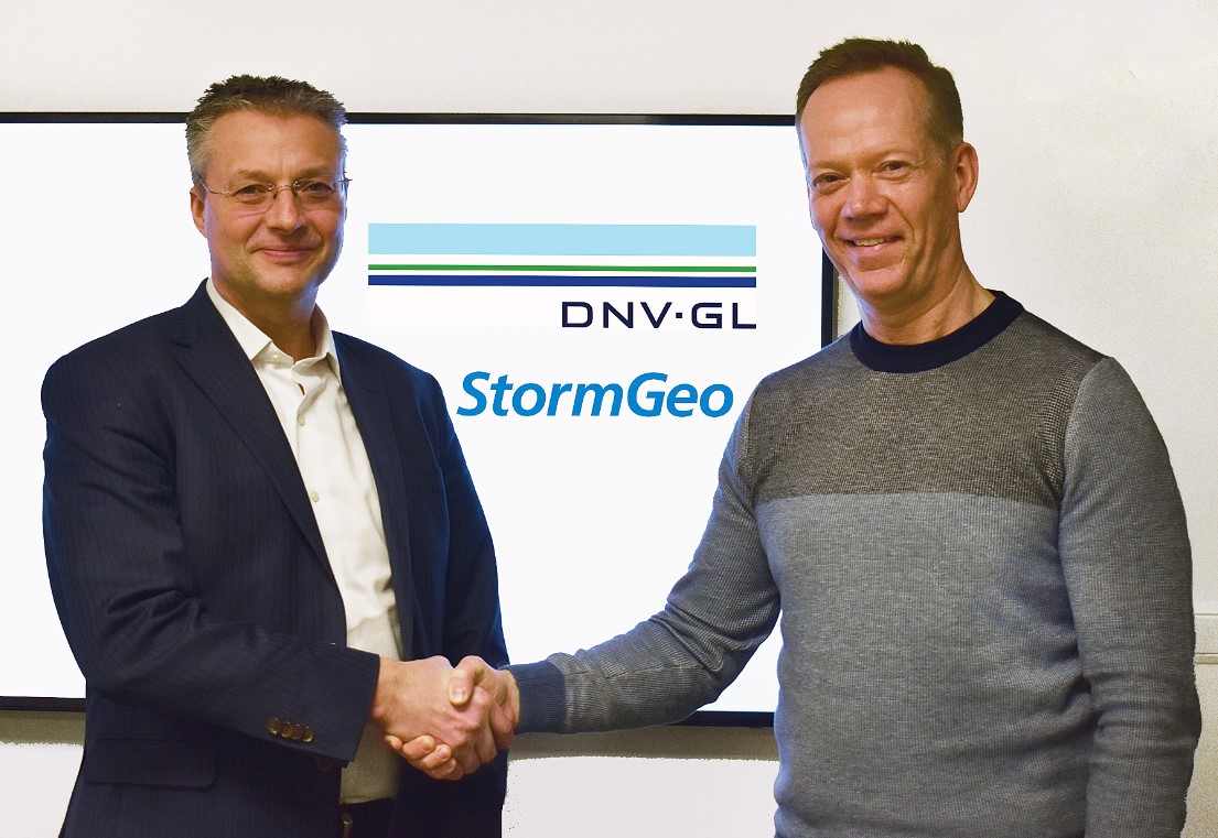 Trond Hodne, Senior Vice President at DNV GL – Maritime (left), and Per-Olof Schroeder, CEO, StormGeo, shake hands after the agreement to combine the fleet performance solutions of both companies under StormGeo’s banner was signed