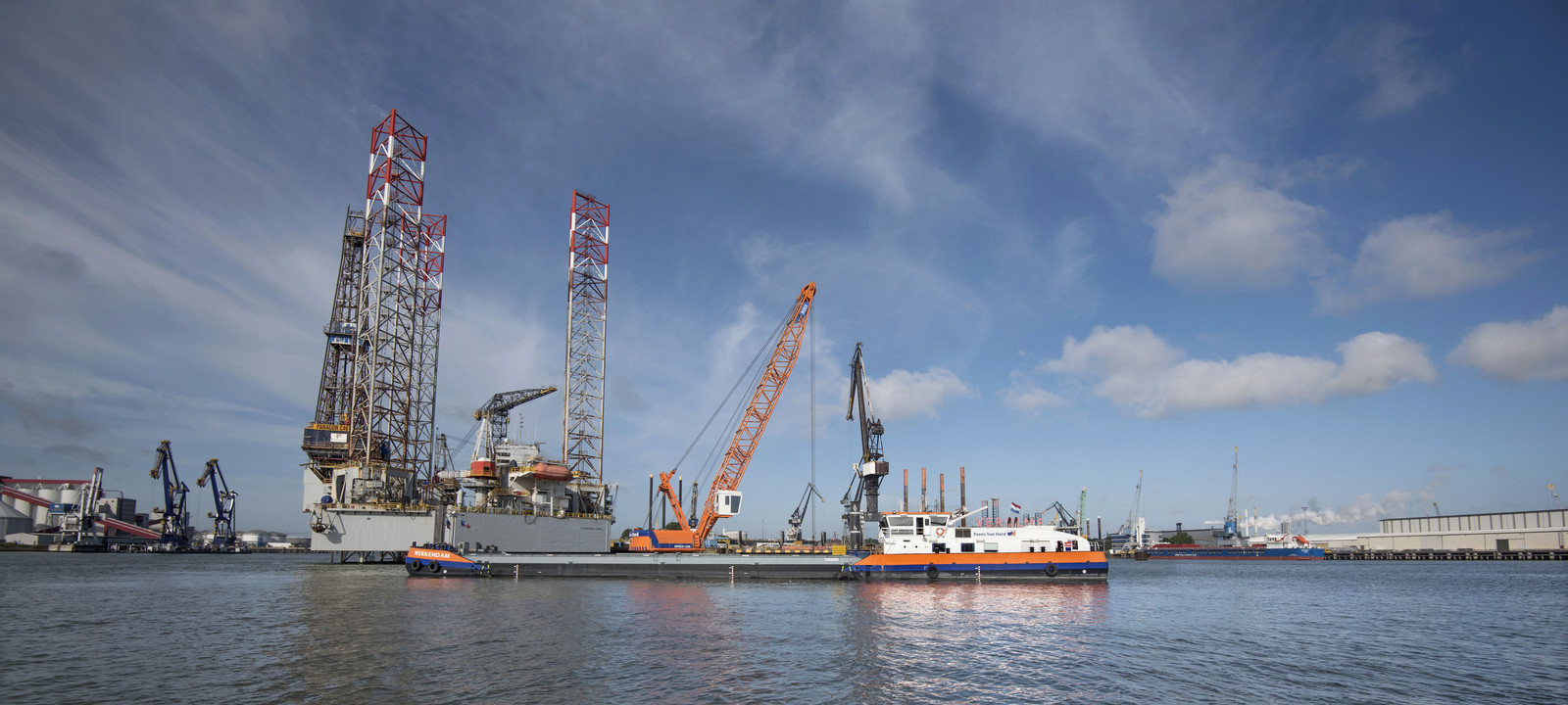 Van Oord's LNG-powered crane vessel starts first job