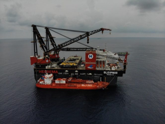 Sleipnir during LNG bunkering - Image by Heerema Marine Contractors