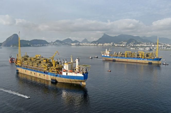 SBM Offshore’s twin FPSOs pass in Guanabara Bay as Cidade de Maricá departs from and Cidade de Saquarema arrives at Brasa shipyard December 2015