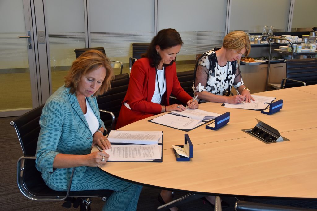 Signing a Memorandum of Understanding to jointly perform a feasibility study on the creation of shore power infrastructure in the Calandkanaal.