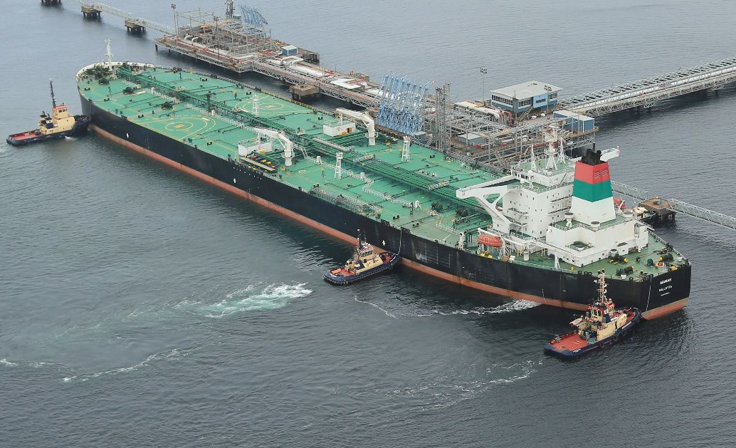 Svitzer tugs move oil tanker