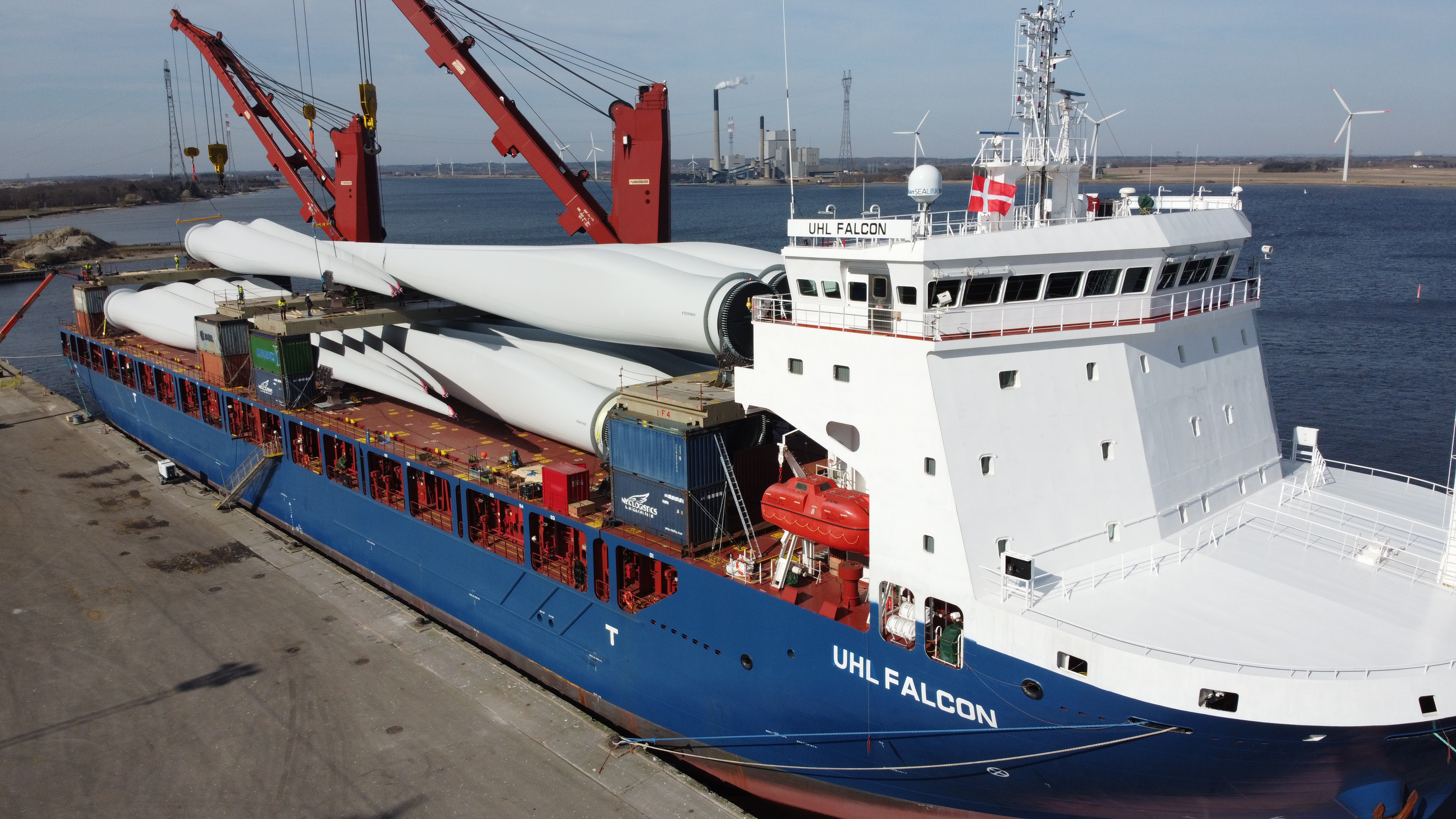 Yunlin wind turbine components loaded onto a transport vessel