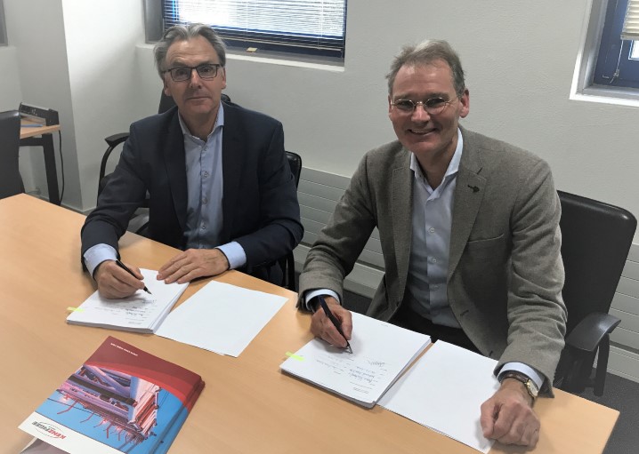 Arne Hubregtse of Spliethoff and Jan-Pieter Klaver of KenzFigee at the contract signing; Source: KenzFigee