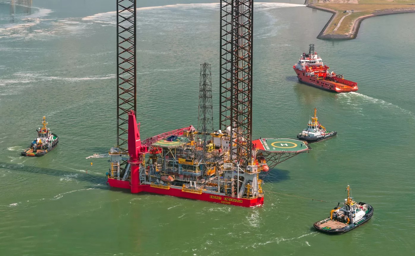 Energy Endeavor carrying Perenco Pickerill A topside; Source: Petrodec