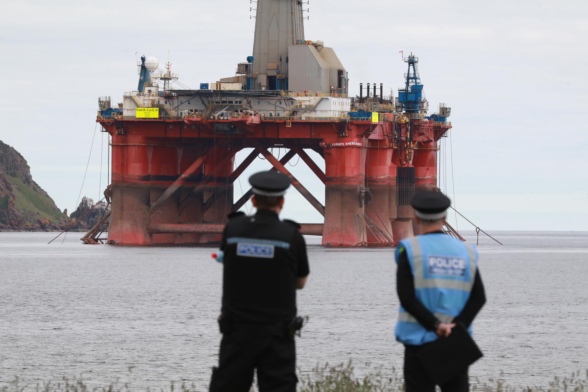 Greenpeace climbers on BP oil rig in Cromarty Firth, Scotland. © Greenpeace