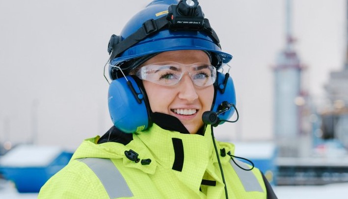 Female oil worker; Source: Equinor Women