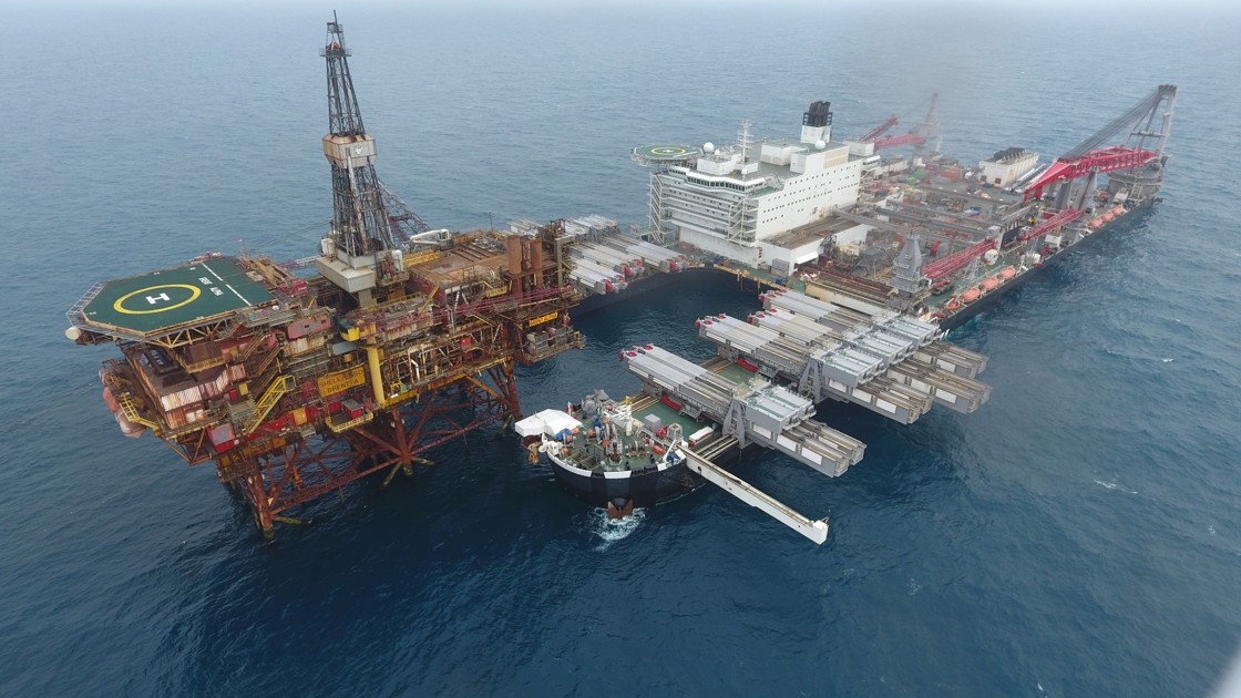 Pioneering Spirit moving in around the Brent Alpha platform during removal process