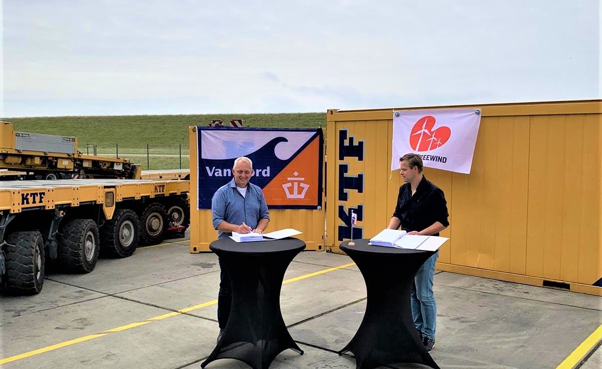 Zuiderzeewind and Kraanverhuur Transport Friesland officials signing a contract