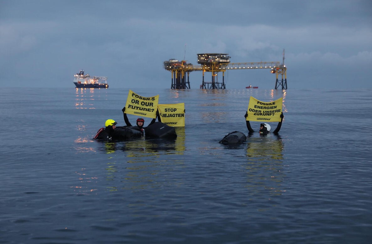 Swimmers near the Dan Bravo platform; Source: © Andrew McConnell / Greenpeace
