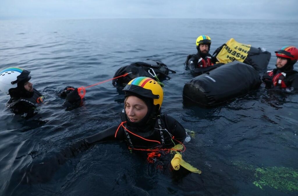 Greenpeace swimmers in the water; Source: © Andrew McConnell / Greenpeace