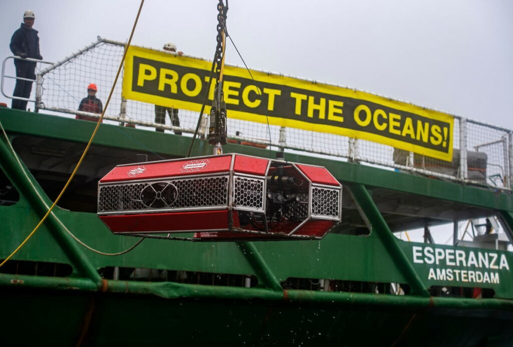 Esperanza vessel lowering an ROV to inspect the leak; Source: © Marten van Dijl / Greenpeace